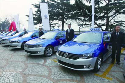 青岛今年将更新4000辆出租车 车体保持8种经典色彩 服务升级惠民生